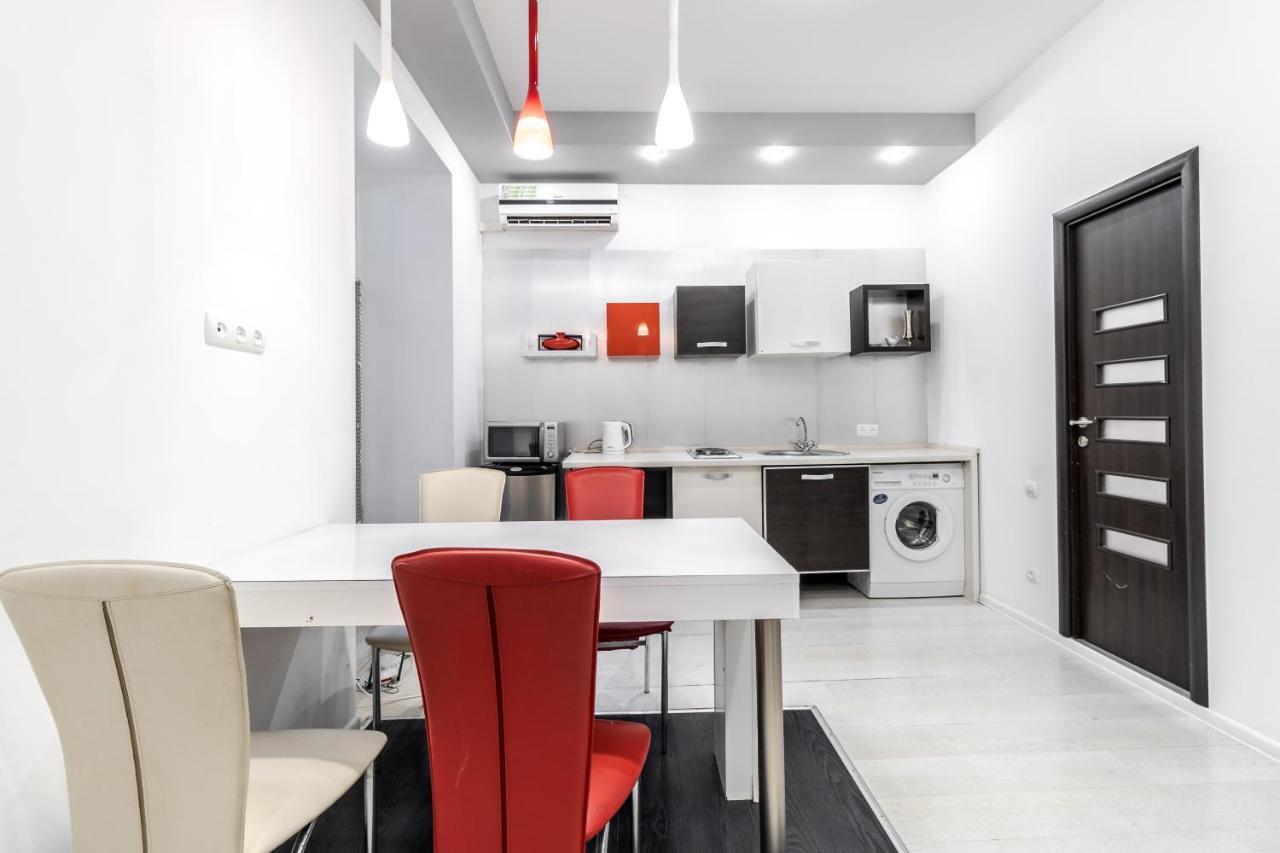 Black And Red Squares Apartment Lviv Exteriör bild